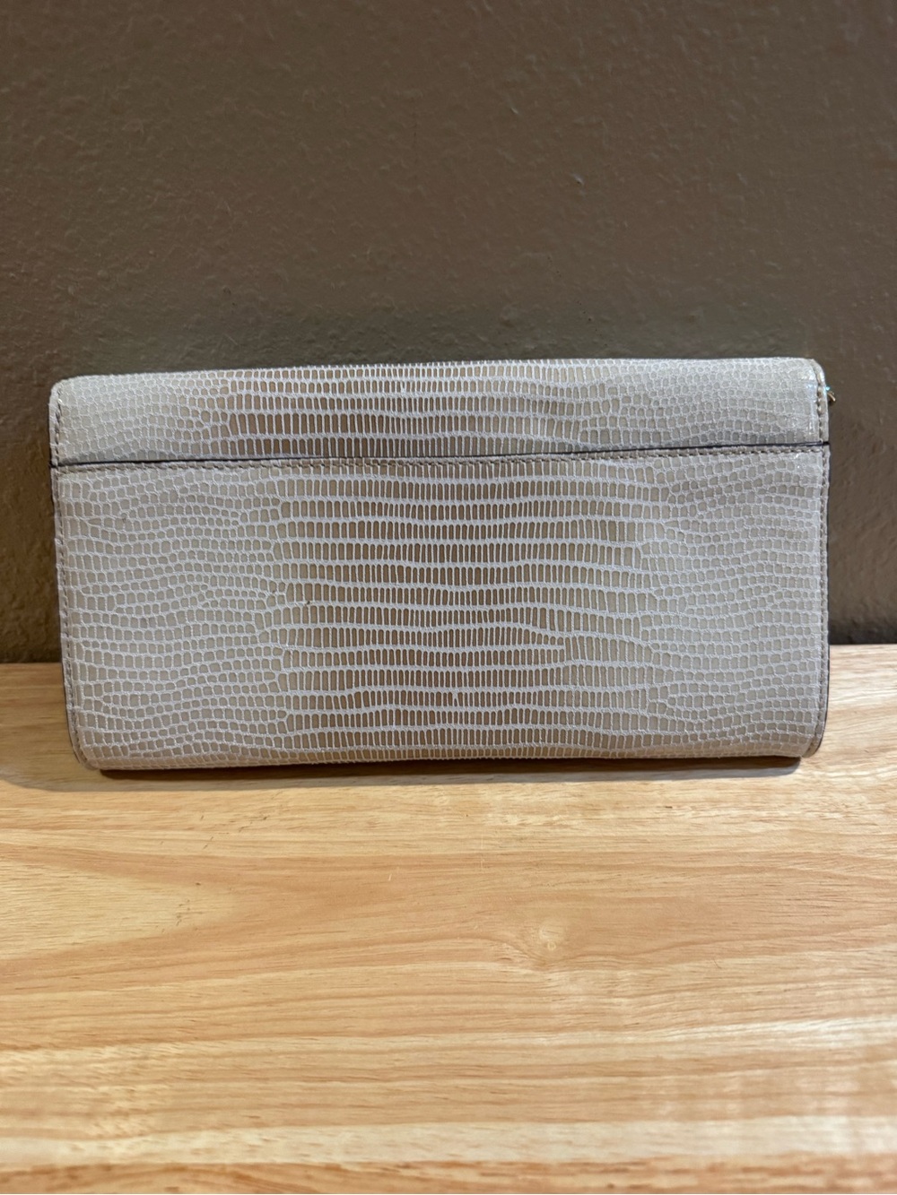 Dooney & Bourke Beige Lizard Embossed Leather Crossbody Clutch Bag - Picture 2 of 9